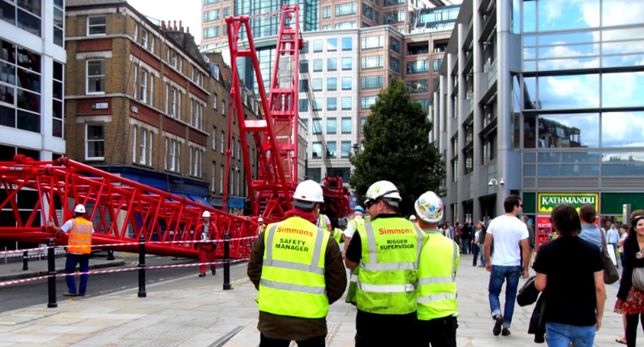 Risk management during crane lift